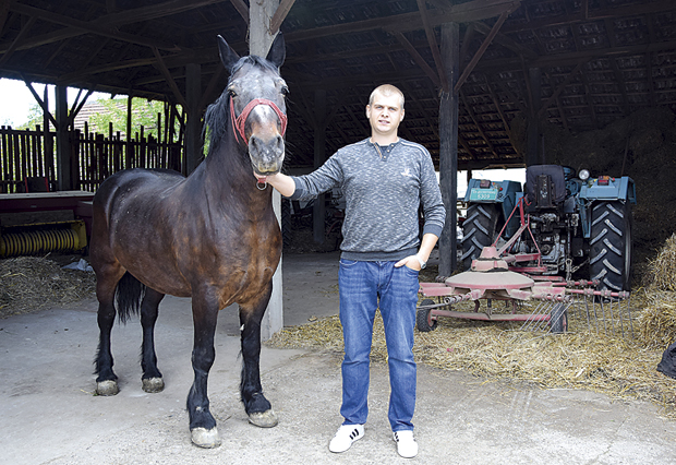 На фарму са ДИПЛОМОМ: Александар (29) се после завршетка факултета вратио на своје имање и није се покајао (ФОТО)